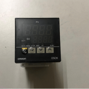 Controladores de proceso 1/16 DIN 100-240 V CA configurables en campo E5CK-AA1-500